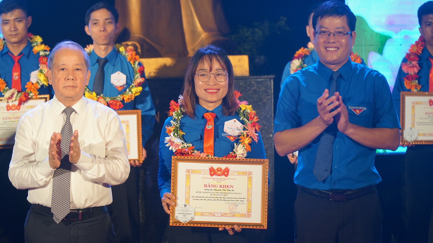 Ông Phan Ngọc Thọ - Phó Bí thư Thường trực Tỉnh ủy TT-Huế, tặng bằng khen, tuyên dương điển hình thanh niên tiên tiến làm theo lời Bác.