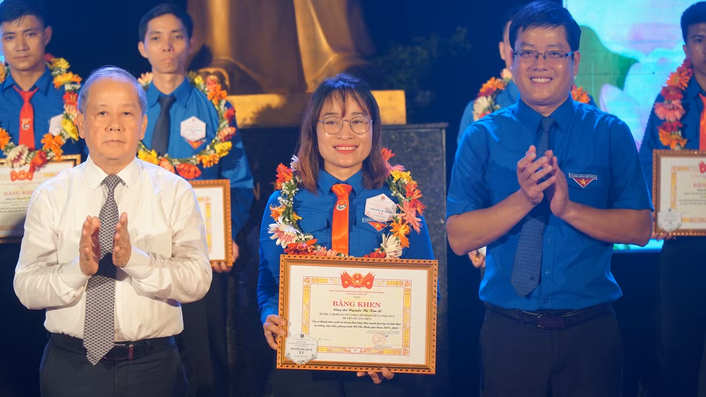 Ông Phan Ngọc Thọ - Phó Bí thư Thường trực Tỉnh ủy TT-Huế, tặng bằng khen, tuyên dương điển hình thanh niên tiên tiến làm theo lời Bác.