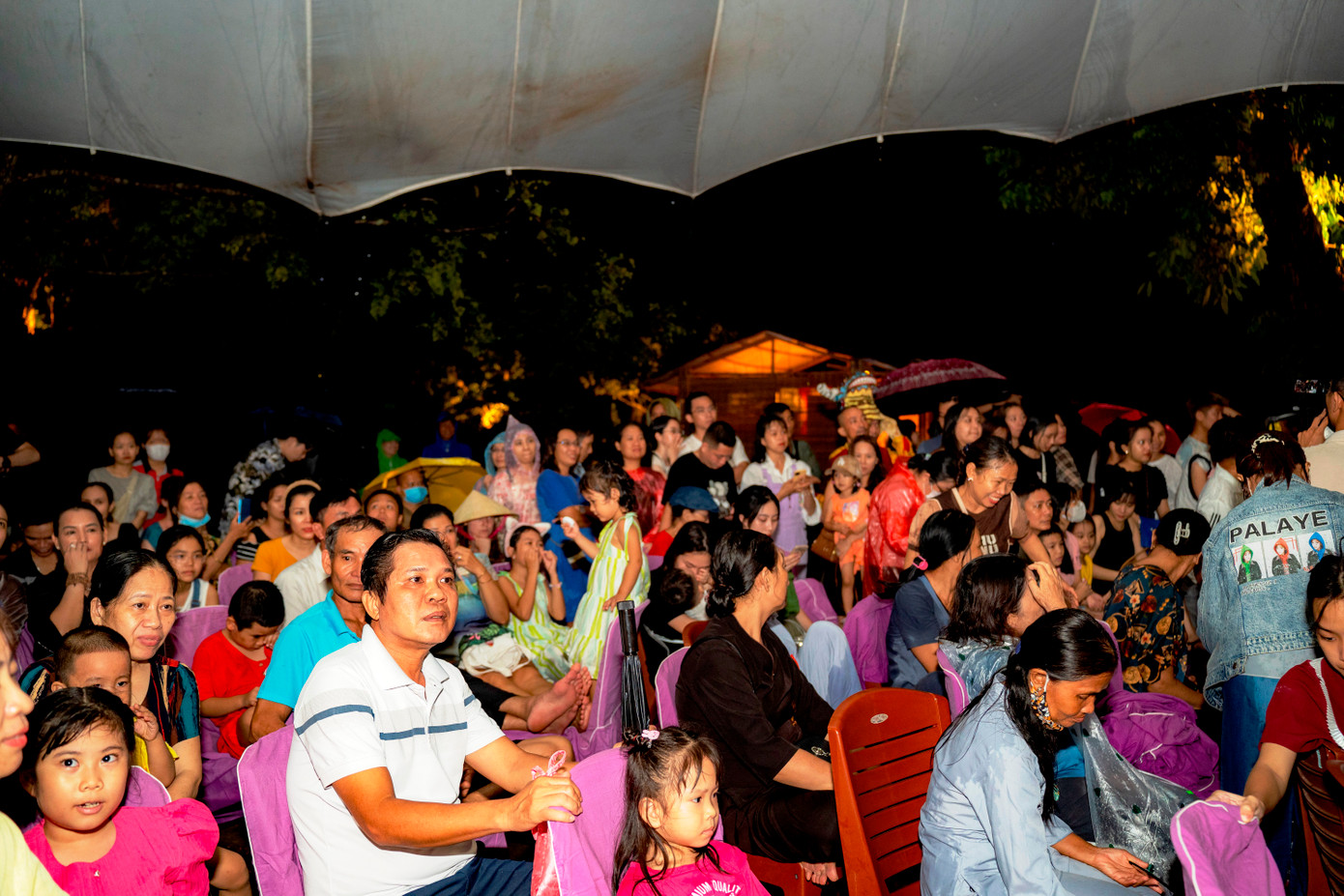 Có đông người dân, du khách đến với đêm hội. (Ảnh: Đình Hoàng)