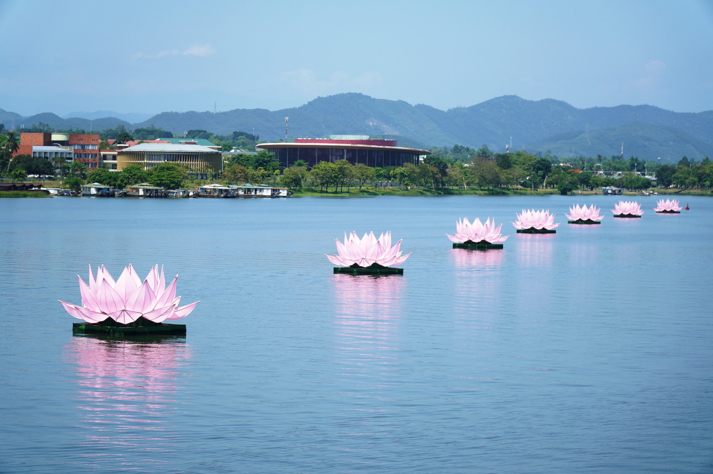 Trên dòng sông Hương là 7 đóa sen lớn được thiết trí bắt mắt, báo hiệu một mùa Phật đản nữa lại về.