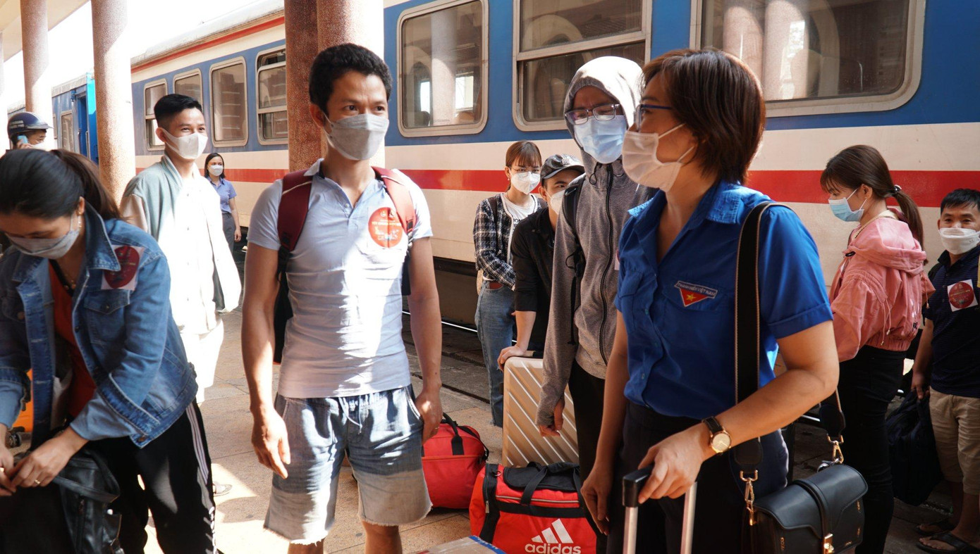 Lãnh đạo Tỉnh Đoàn TT-Huế ân cần đón, thăm hỏi, động viên những thanh niên công nhân, sinh viên có hoàn cảnh khó khăn về quê ăn Tết trên chuyến tàu ấm áp nghĩa tình "Tết chung một nhà", do TƯ Đoàn tổ chức