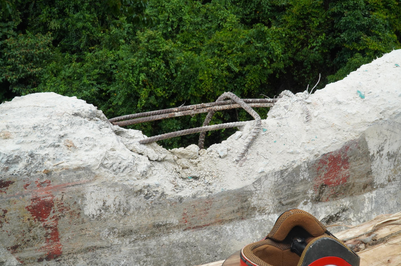 Khối bê tông hộ lang bị xe tải tông nát. Khối bê tông hộ lang bị xe tải tông nát.