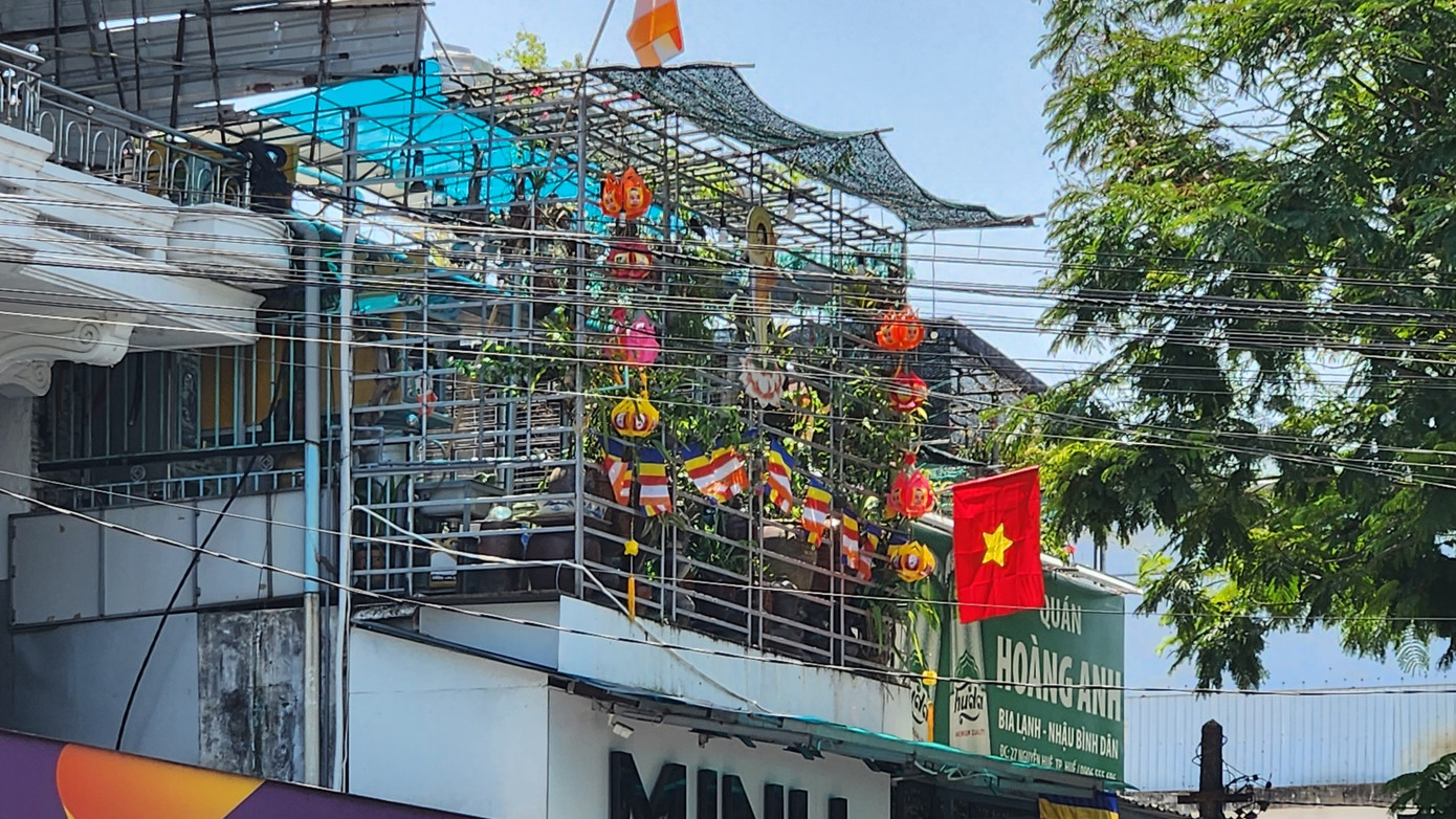 Tại nơi người dân sinh sống cũng được thiết trì cờ, đèn tôn nghiêm đón mừng lễ Phật đản.