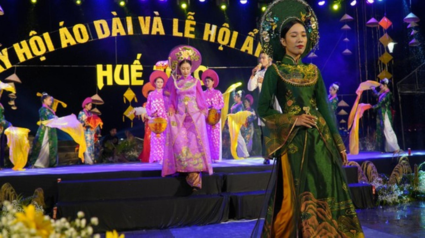 Lễ hội áo dài là hoạt động không thể thiếu trong mỗi kỳ Festival Huế
