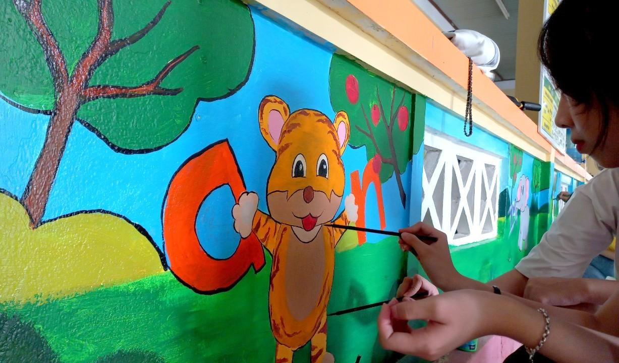 Theo anh Chu Tiến Lực - Bí thư Đoàn Trường Đại học Nghệ thuật - Đại học Huế, ngoài con đường bích họa dọc Tỉnh lộ 14B, trong Chiến dịch thanh niên tình nguyện hè năm nay, Đoàn trường còn phối hợp với Huyện Đoàn Nam Đông, Chi đoàn Báo Thừa Thiên Huế để thực hiện nhiều công trình, phần việc có tổng trị giá hơn 160 triệu đồng. Trong đó, có công trình vẽ trang trí tại Trường mầm non Hương Hữu, huyện Nam Đông. Ảnh: HP