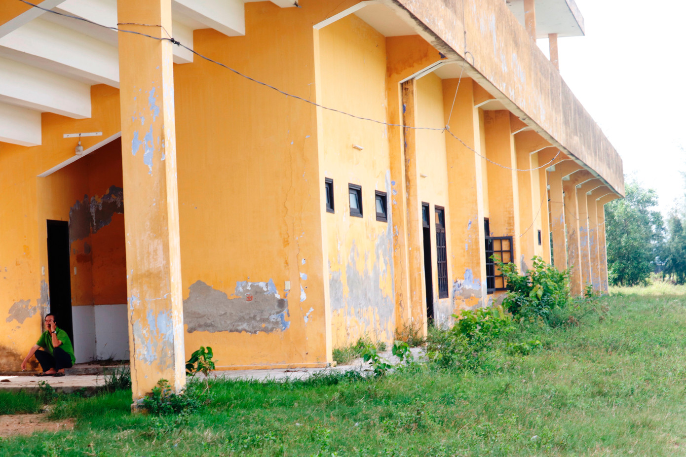 Khu nhà điều hành xuống cấp, lối vào phủ rậm cỏ dại, bên trong đầy rác bẩn, cửa kính bị vỡ nát, trụ đỡ bị nứt, tường bong tróc nhiều mảng…