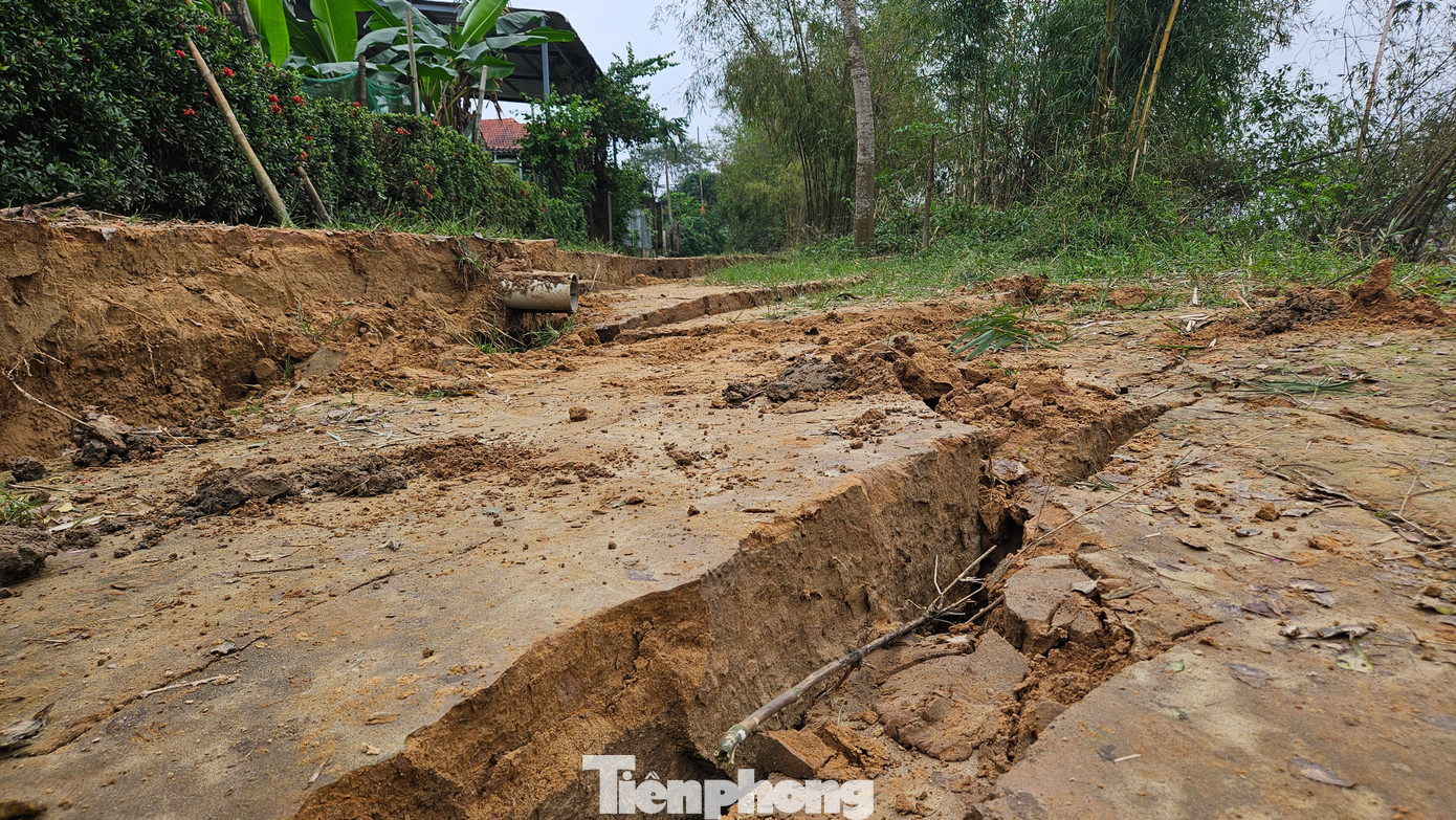 Còn theo ông Phan Hữu Lượng, do đường sá bị nứt hỏng bởi nạn sạt lở, người dân phải gửi xe máy tại gia đình người quen trong thôn để đi bộ về nhà. “Chúng tôi rất lo lắng, nếu sạt lở tiếp diễn, người dân nơi đây có nguy cơ mất đất, sập nhà”, ông Lượng phản ánh. Còn theo ông Phan Hữu Lượng, do đường sá bị nứt hỏng bởi nạn sạt lở, người dân phải gửi xe máy tại gia đình người quen trong thôn để đi bộ về nhà. “Chúng tôi rất lo lắng, nếu sạt lở tiếp diễn, người dân nơi đây có nguy cơ mất đất, sập nhà”, ông Lượng phản ánh.