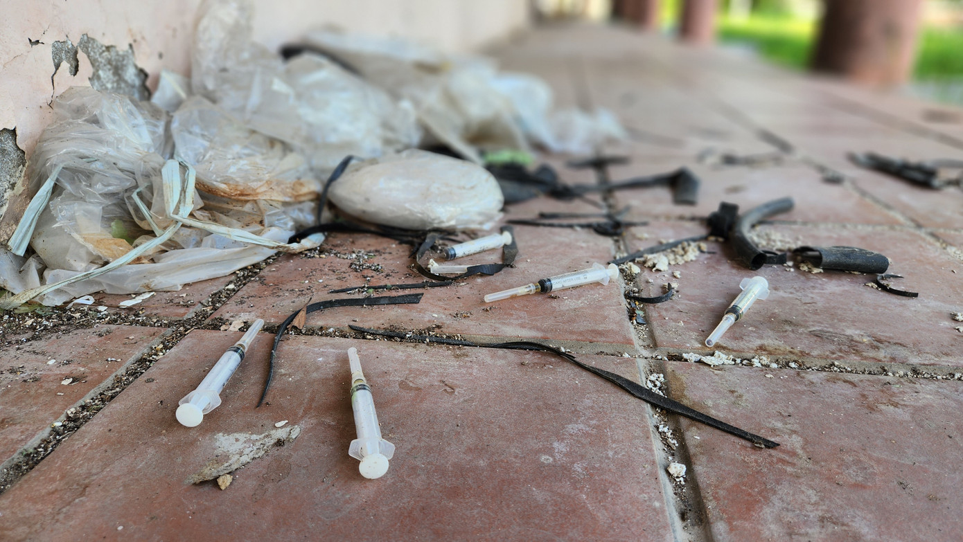 Đây còn là “bãi đáp” của các con nghiện, với kim tiêm vương vãi trên dãy hiên sau bên phải của gian hàng kinh doanh, giới thiệu sản phẩm đúc đồng Huế.