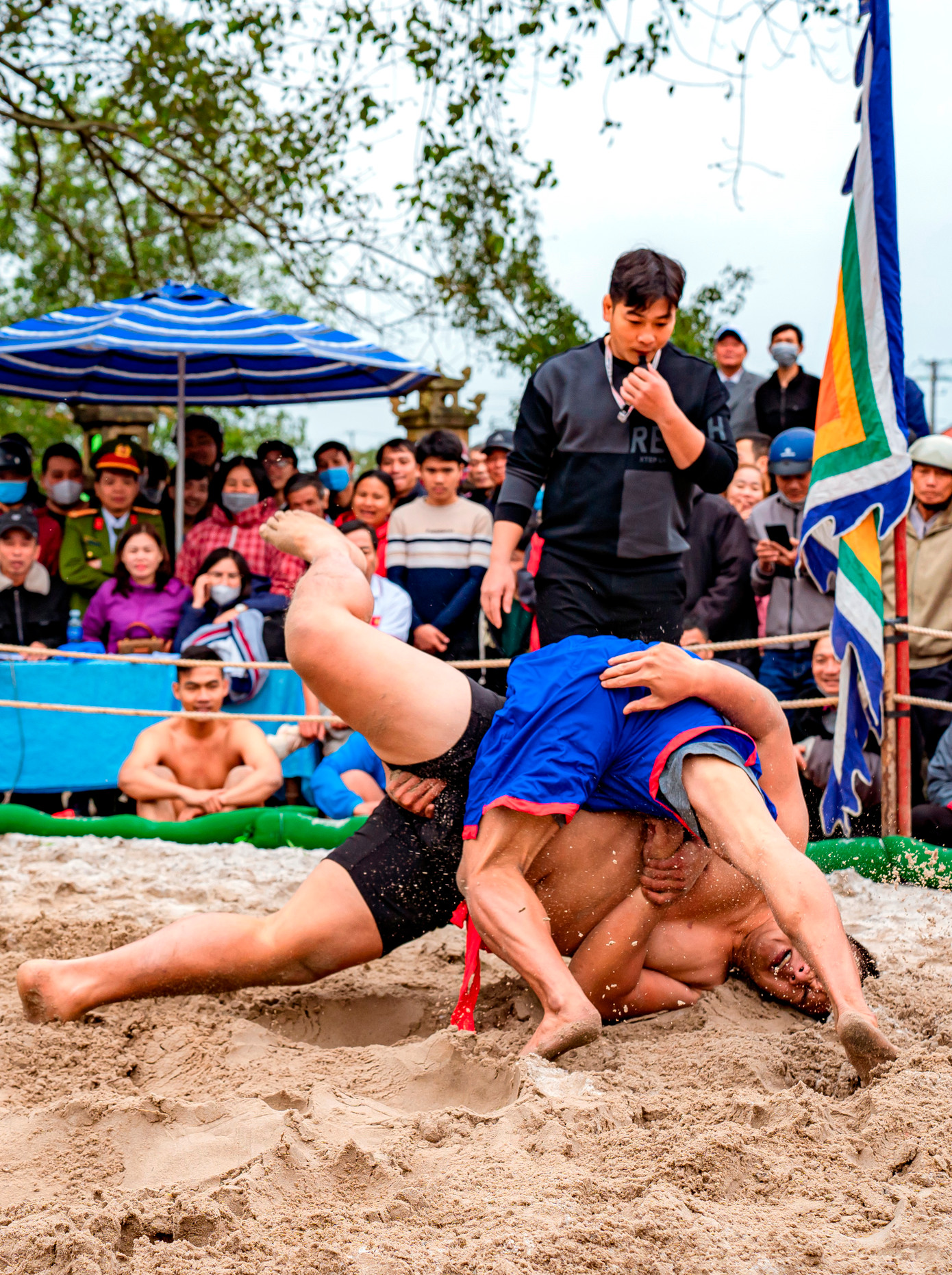 Các đô vật tham gia hội vật với sức khỏe dẻo dai đã mang đến cho khán giả những miếng ra đòn bất ngờ, phô diễn những đòn thế, những pha vật võ đẹp; tạo nên những hình ảnh kịch tính, hấp dẫn, máu lửa trên tinh thần thượng võ trong ngày tranh tài ngày đầu năm mới. Ảnh: Đình Hoàng