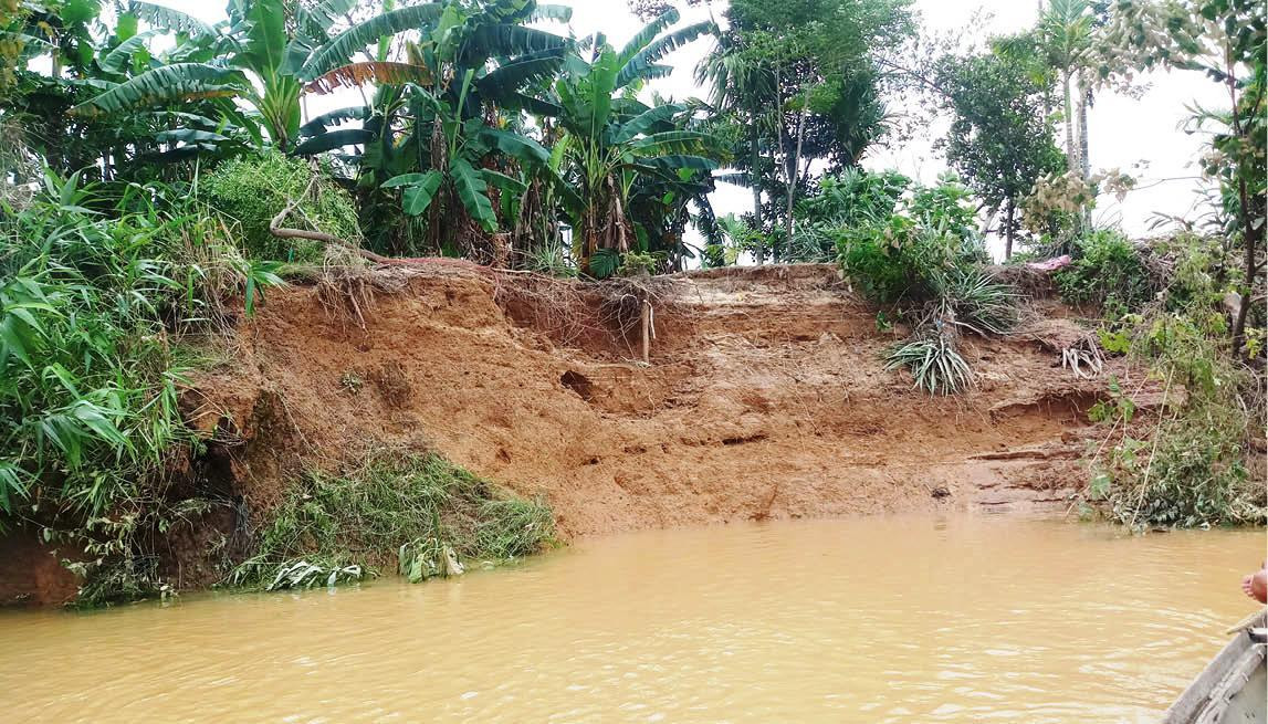 Ông Phạm Văn Lợi - Chủ tịch UBND xã Quảng Phú, cho biết, ngoài các đoạn bờ sông Bồ được đầu tư xây kè bê tông kiên cố trên chiều dài 1,5km, những khu vực còn lại tại địa bàn xã luôn xảy ra tình trạng sạt lở. Theo ông Lợi, nạn sạt lở, sụt lún bờ sông Bồ qua địa bàn xã Quảng Phú hiện xảy ra ở mức độ nghiêm trọng hơn những năm trước. Ảnh: CTV Ông Phạm Văn Lợi - Chủ tịch UBND xã Quảng Phú, cho biết, ngoài các đoạn bờ sông Bồ được đầu tư xây kè bê tông kiên cố trên chiều dài 1,5km, những khu vực còn lại tại địa bàn xã luôn xảy ra tình trạng sạt lở. Theo ông Lợi, nạn sạt lở, sụt lún bờ sông Bồ qua địa bàn xã Quảng Phú hiện xảy ra ở mức độ nghiêm trọng hơn những năm trước. Ảnh: CTV
