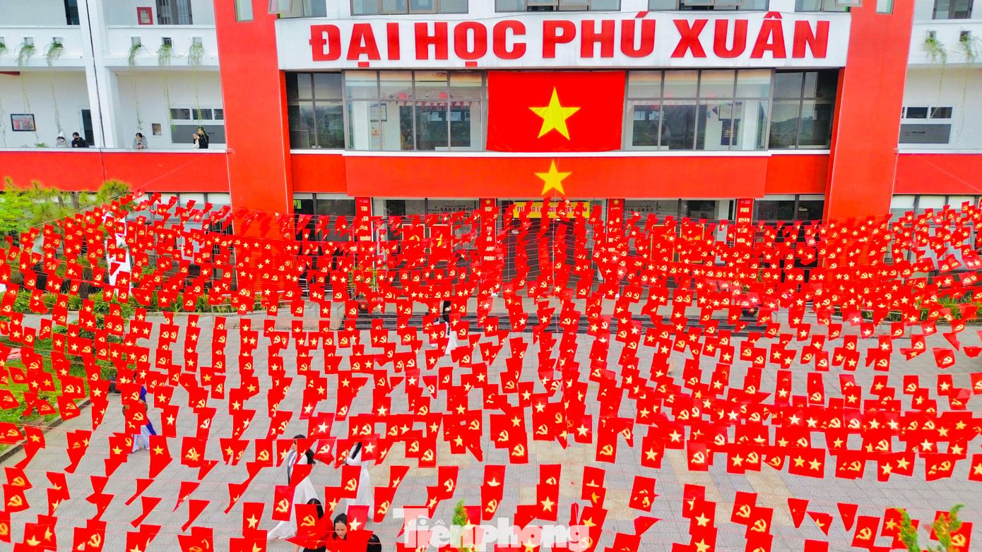 Tại Trường Đại học Phú Xuân (quận Thuận Hóa, TP Huế), hơn 5.000 lá cờ Tổ quốc và cờ Đảng được sắp xếp công phu phủ kín sân trường, các hành lang, tạo nên một không gian thiêng liêng, cảm xúc và đầy cuốn hút. Tại Trường Đại học Phú Xuân (quận Thuận Hóa, TP Huế), hơn 5.000 lá cờ Tổ quốc và cờ Đảng được sắp xếp công phu phủ kín sân trường, các hành lang, tạo nên một không gian thiêng liêng, cảm xúc và đầy cuốn hút.