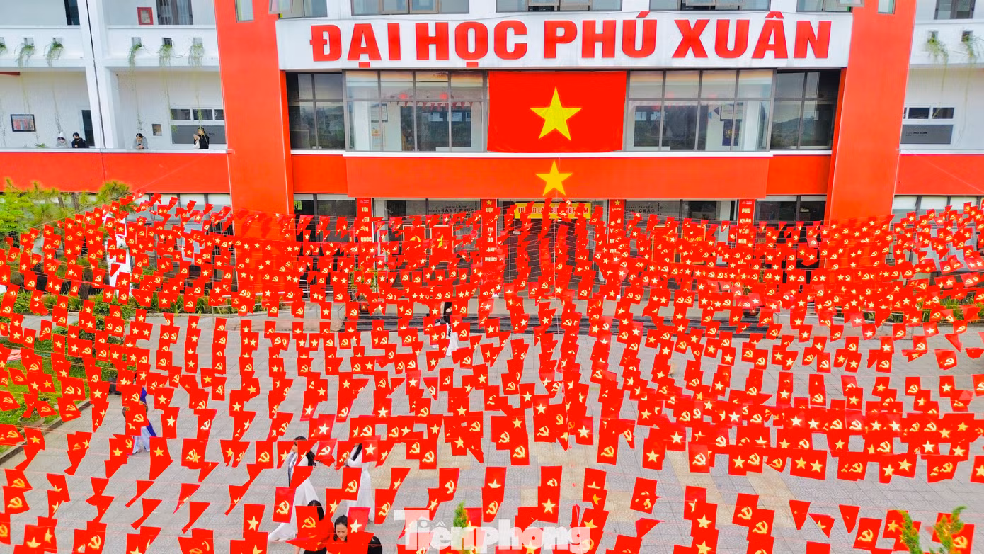 Tại Trường Đại học Phú Xuân (quận Thuận Hóa, TP Huế), hơn 5.000 lá cờ Tổ quốc và cờ Đảng được sắp xếp công phu phủ kín sân trường, các hành lang, tạo nên một không gian thiêng liêng, cảm xúc và đầy cuốn hút.