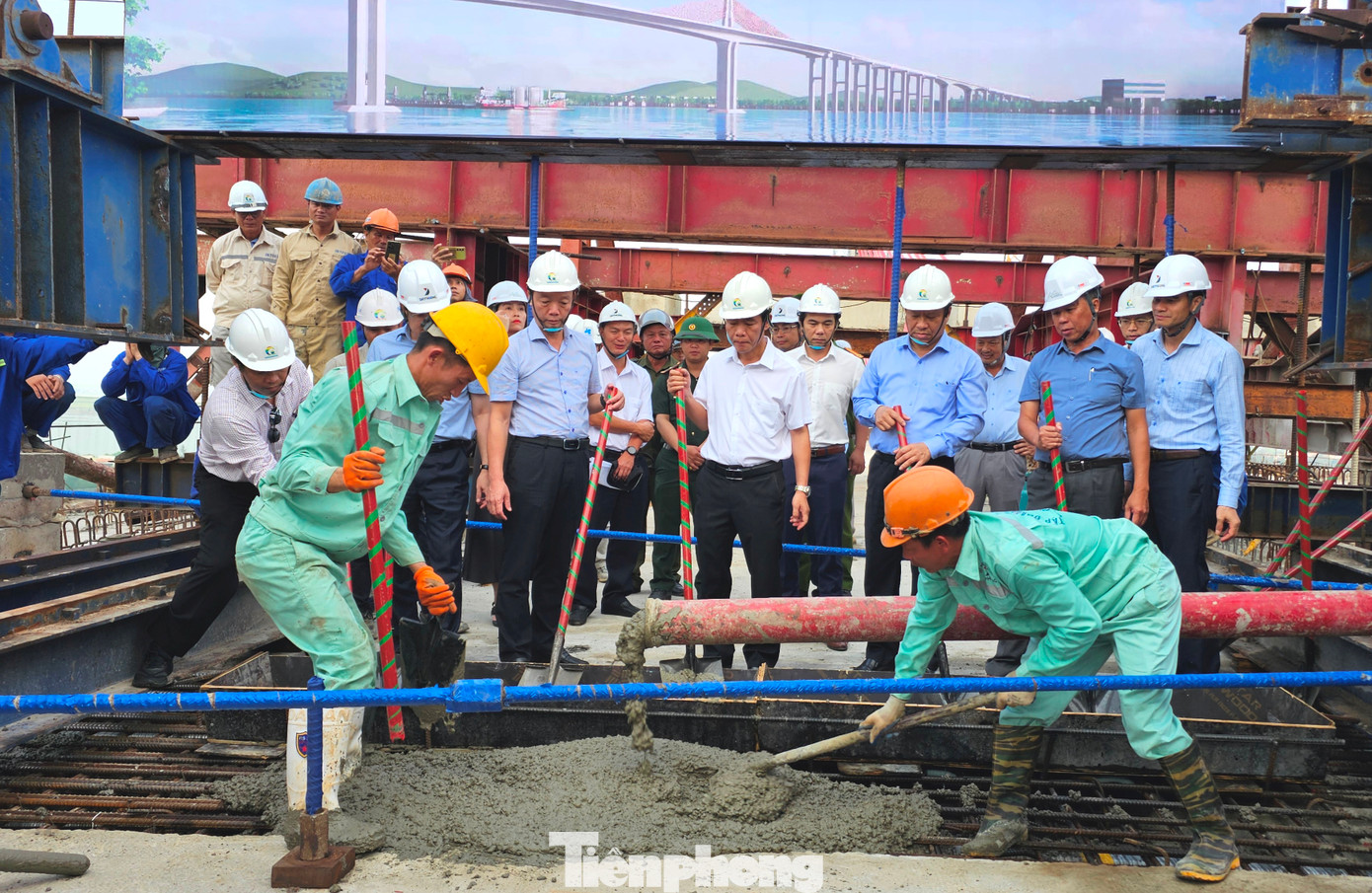 Sáng 30/4 - đúng dịp kỷ niệm 50 năm Ngày Giải phóng miền Nam, thống nhất đất nước - TP Huế tổ chức lễ hợp long cầu Thuận An, cây cầu vượt cửa biển dài nhất miền Trung, nối liền đôi bờ Hải Dương - Thuận An (nay là phường Thuận An, quận Thuận Hóa, TP Huế).