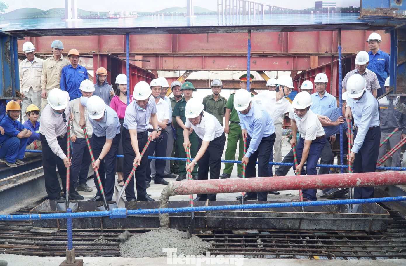 Sáng 30/4 - đúng dịp kỷ niệm 50 năm Ngày Giải phóng miền Nam, thống nhất đất nước - TP Huế tổ chức lễ hợp long cầu Thuận An, cây cầu vượt cửa biển dài nhất miền Trung, nối liền đôi bờ Hải Dương - Thuận An (nay là phường Thuận An, quận Thuận Hóa, TP Huế).