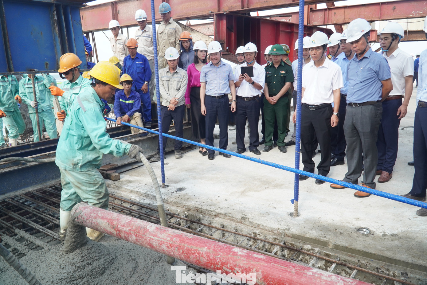 Sáng 30/4 - đúng dịp kỷ niệm 50 năm Ngày Giải phóng miền Nam, thống nhất đất nước - TP Huế tổ chức lễ hợp long cầu Thuận An, cây cầu vượt cửa biển dài nhất miền Trung, nối liền đôi bờ Hải Dương - Thuận An (nay là phường Thuận An, quận Thuận Hóa, TP Huế).