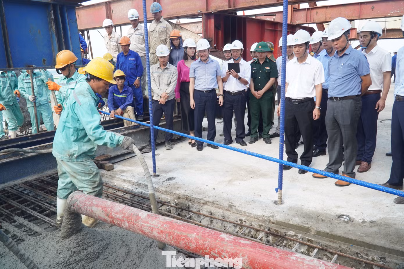 Sáng 30/4 - đúng dịp kỷ niệm 50 năm Ngày Giải phóng miền Nam, thống nhất đất nước - TP Huế tổ chức lễ hợp long cầu Thuận An, cây cầu vượt cửa biển dài nhất miền Trung, nối liền đôi bờ Hải Dương - Thuận An (nay là phường Thuận An, quận Thuận Hóa, TP Huế).