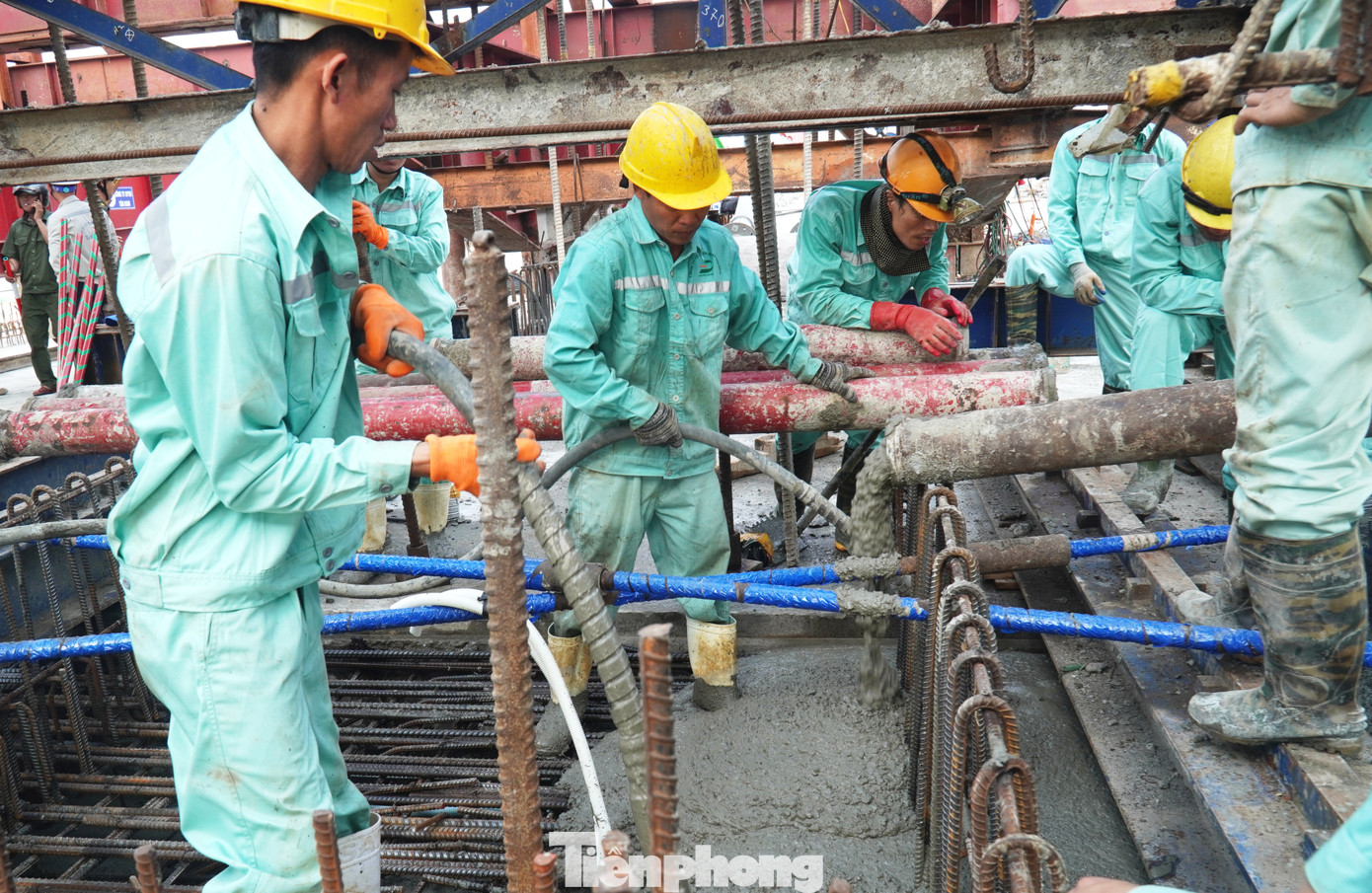 Sáng 30/4 - đúng dịp kỷ niệm 50 năm Ngày Giải phóng miền Nam, thống nhất đất nước - TP Huế tổ chức lễ hợp long cầu Thuận An, cây cầu vượt cửa biển dài nhất miền Trung, nối liền đôi bờ Hải Dương - Thuận An (nay là phường Thuận An, quận Thuận Hóa, TP Huế).