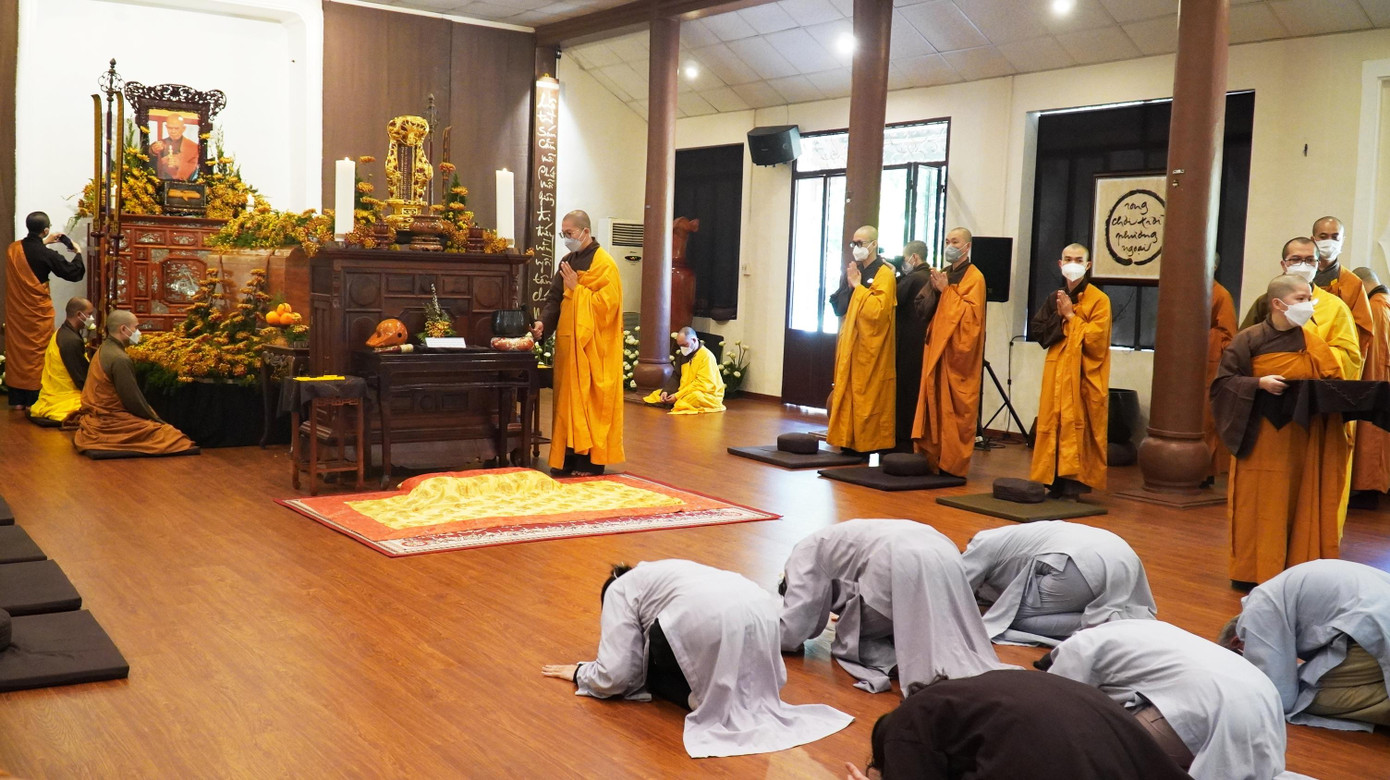 Người dân đến viếng tang Thiền sư bên trong Thiền đường Trăng Rằm