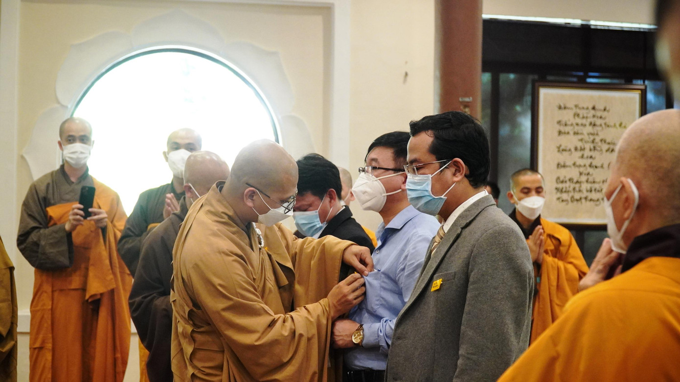 Gắn băng tang với thông điệp “Đến đi thong dong” cho quan khách đến dự lễ viếng