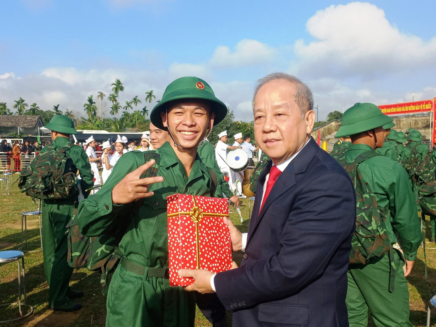 Phó Bí thư Thường trực Tỉnh ủy TT-Huế Phan Ngọc Thọ tặng quà động viên thanh niên huyện Nam Đông trước khi lên đường nhập ngũ.
