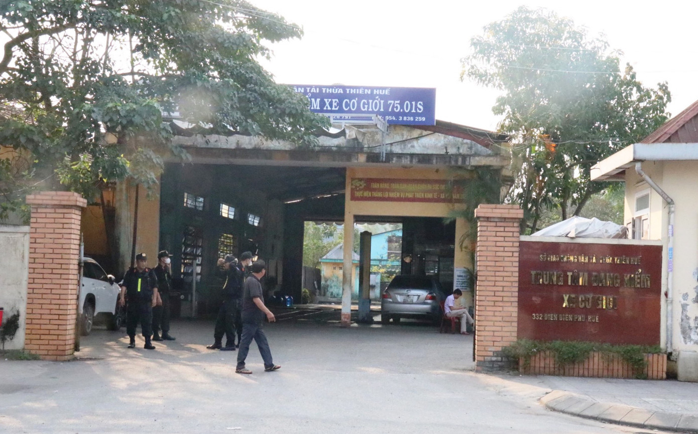 Khám xét Trung tâm Đăng kiểm xe cơ giới 75.01S (đường Điện Biên Phủ, TP Huế). Ảnh: Q.T