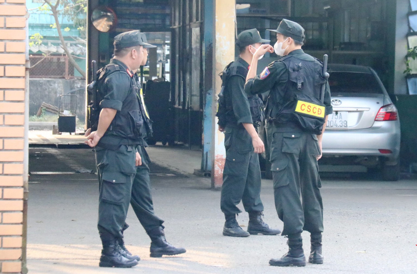 Lực lượng cảnh sát cơ động được huy động làm nhiệm vụ tại Trung tâm Đăng kiểm TT-Huế. Ảnh: Q.T