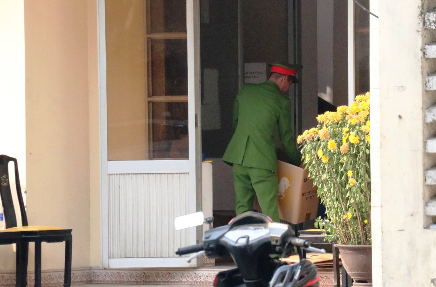 Công an thu giữ các hồ sơ, tài liệu phục vụ công tác điều tra. Ảnh: Q.T