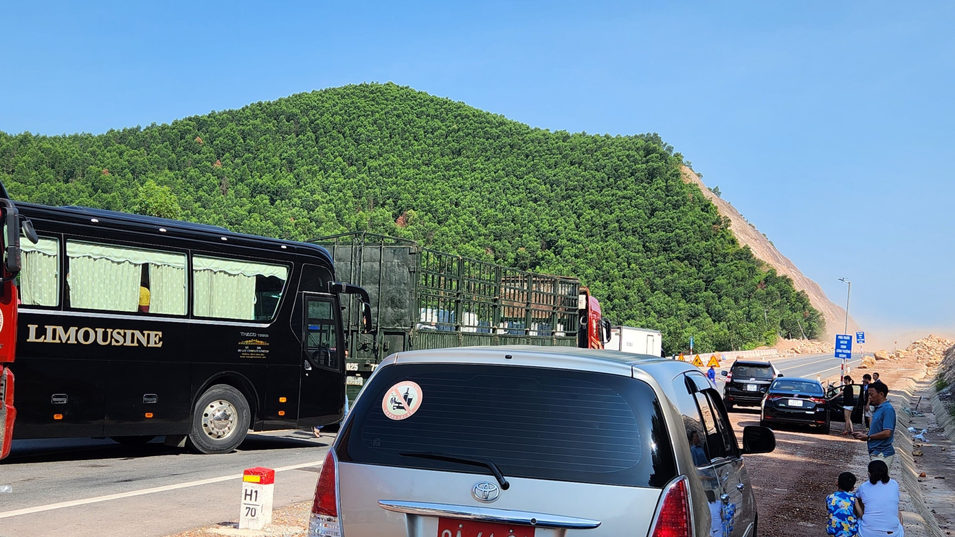 Các phương tiện chen chúc, dừng lại tại vị trí gần Km 69+300 - nơi xảy ra sạt trượt mái ta luy do mưa bão trước đó. Ảnh: Ngọc Văn Các phương tiện chen chúc, dừng lại tại vị trí gần Km 69+300 - nơi xảy ra sạt trượt mái ta luy do mưa bão trước đó. Ảnh: Ngọc Văn