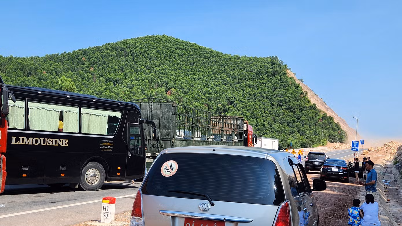 Các phương tiện chen chúc, dừng lại tại vị trí gần Km 69+300 - nơi xảy ra sạt trượt mái ta luy do mưa bão trước đó. Ảnh: Ngọc Văn