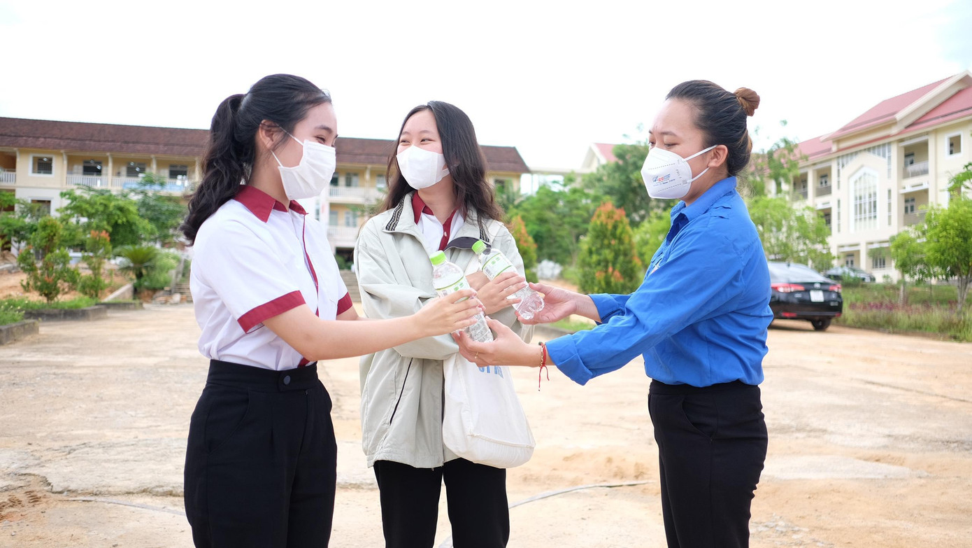 Tặng nước uống cho các tình nguyện viên Tặng nước uống cho các tình nguyện viên