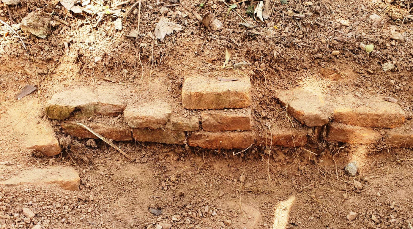 Lần khai quật này đã có những phát hiện quan trọng, đoàn khảo cổ đã phát hiện một đoạn móng kè phía tây nam ở tầng dưới cùng, có khả năng là chân móng của một tầng đàn tế hình vuông - dấu tích của đàn tế trời Lần khai quật này đã có những phát hiện quan trọng, đoàn khảo cổ đã phát hiện một đoạn móng kè phía tây nam ở tầng dưới cùng, có khả năng là chân móng của một tầng đàn tế hình vuông - dấu tích của đàn tế trời