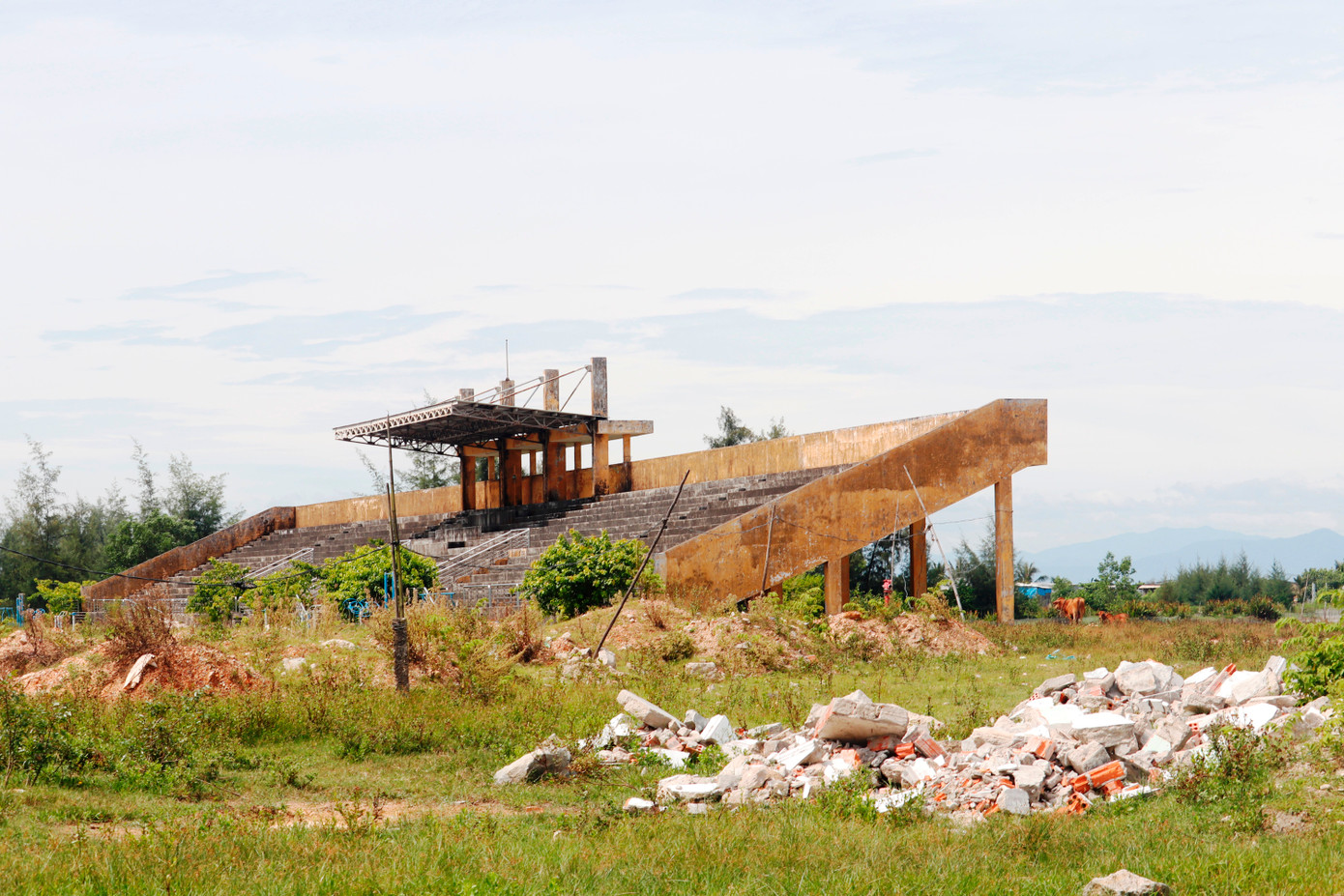 Sau nhiều năm đầu tư xây dựng, khu VHTT Thuận An vẫn chưa có hệ thống hàng rào bảo vệ, người dân tự do ra vào công trình và xả rác, trâu bò phóng uế bừa bãi, gây mất vệ sinh, ảnh hưởng mỹ quan công cộng.