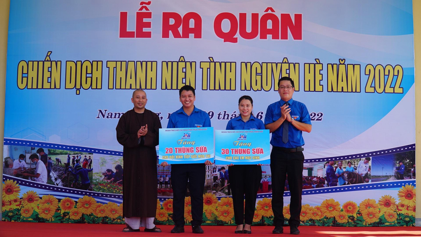 Tặng sữa cho học sinh có hoàn cảnh khó khăn huyện Nam Đông