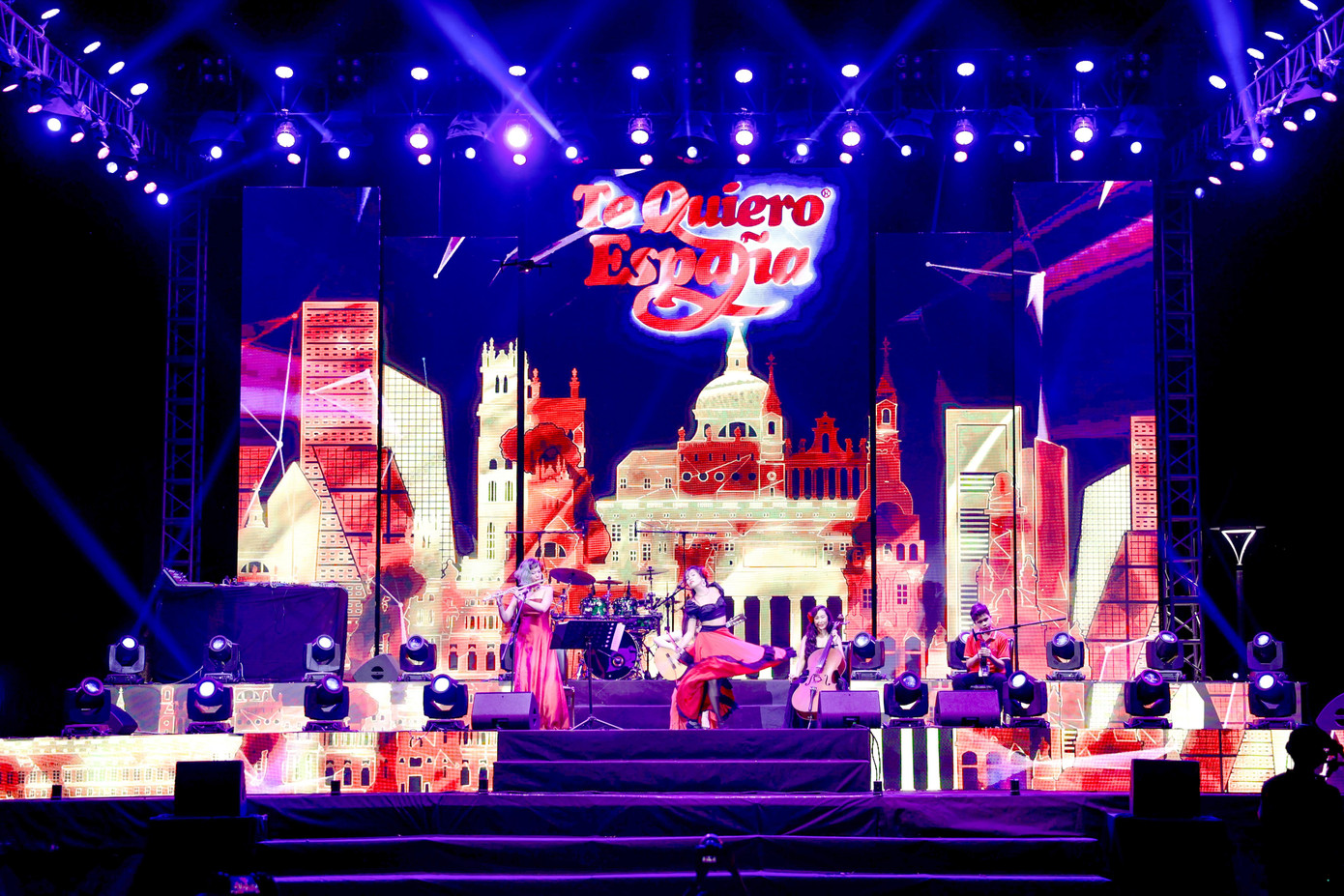 Đó như là một liên hoan âm nhạc và nghệ thuật, với sân khấu mở và tương tác, diễn ra tưng bừng và tràn đầy sức trẻ.