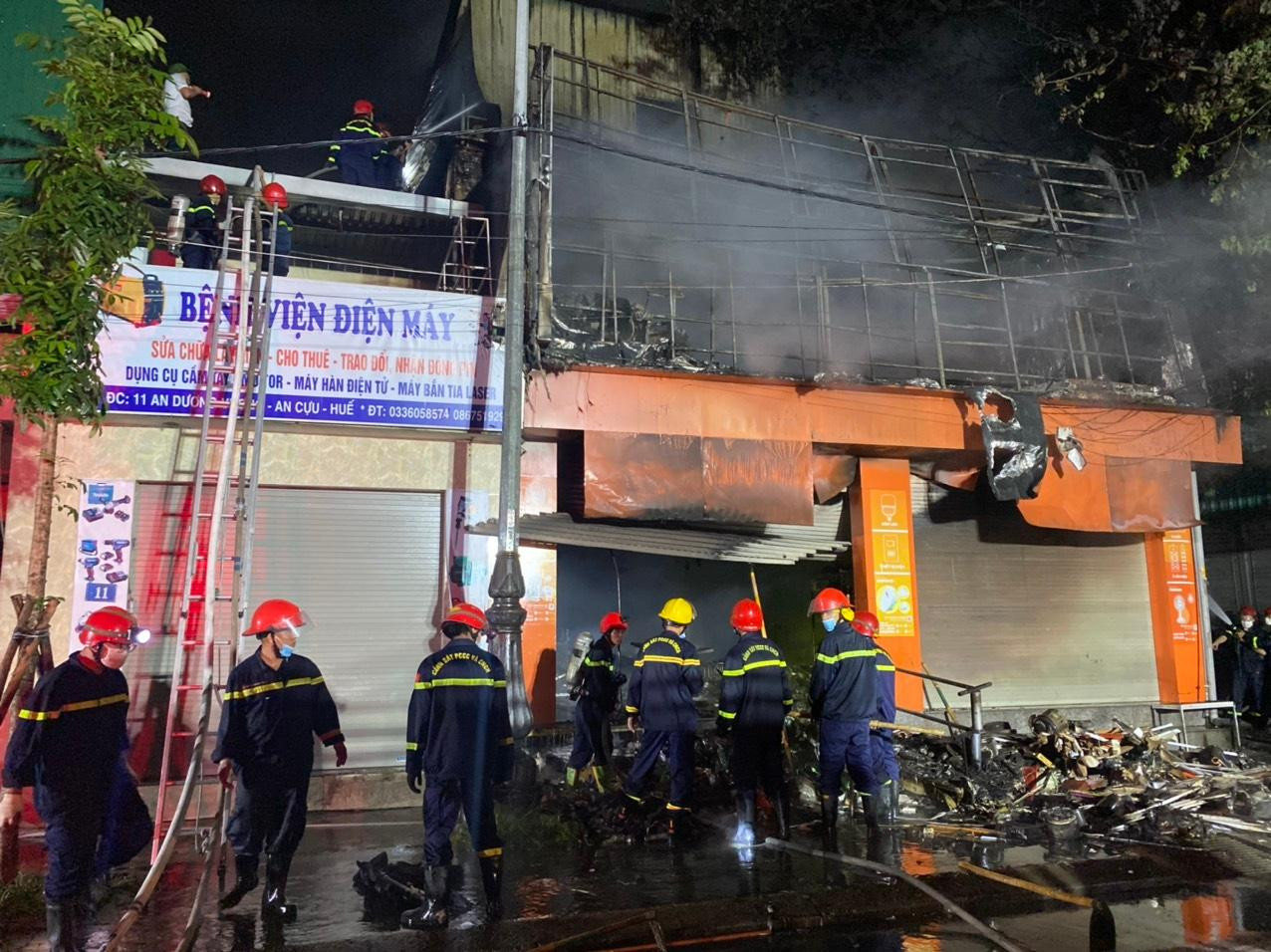 Công an hiện tiếp tục điều tra nguyên nhân vụ hỏa hoạn. Công an hiện tiếp tục điều tra nguyên nhân vụ hỏa hoạn.