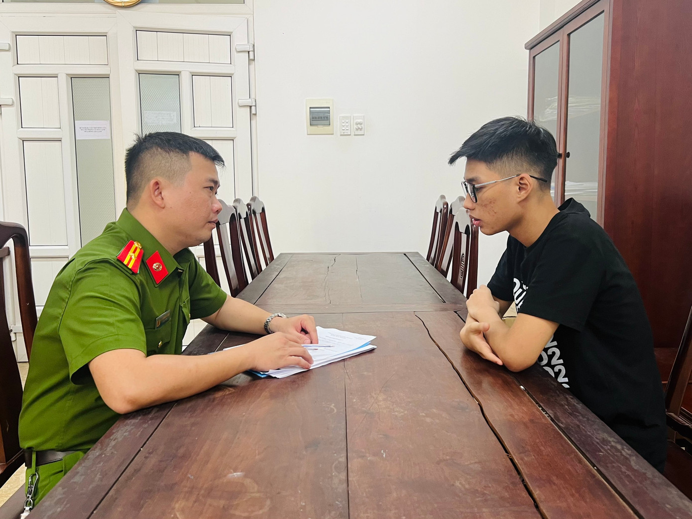 Đối tượng Phan Nguyễn Phước Duy và Đỗ Phú Sang tại cơ quan công an.