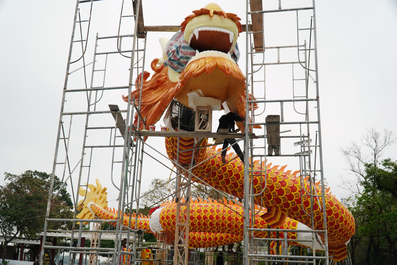 Ngày 29/1, tạo hình linh vật rồng trang trí Tết Giáp Thìn 2024 bắt đầu được lắp đặt tại không gian trước cổng Trường THPT Chuyên Quốc học Huế (TP. Huế), cạnh bờ sông Hương, bia Quốc học và đường Lê Lợi.