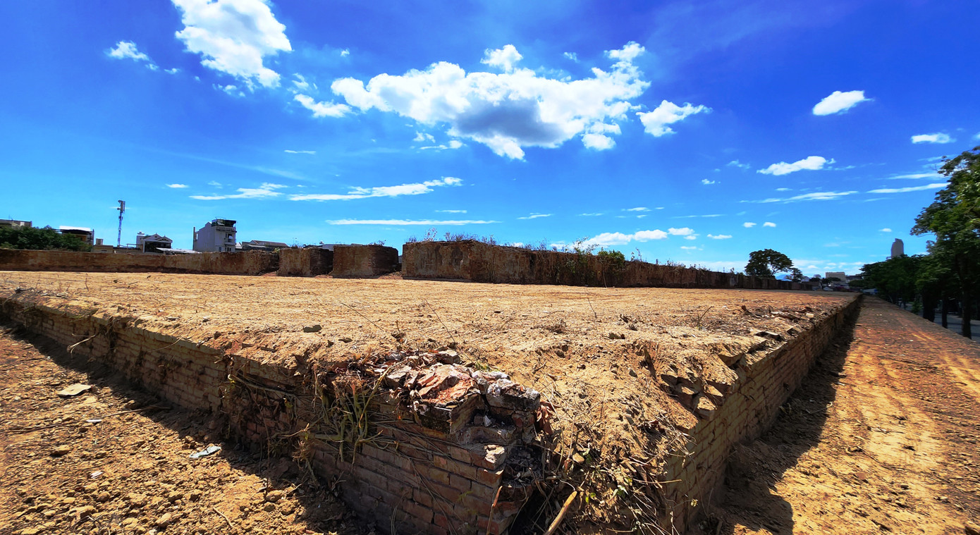 Bề mặt Thượng thành đã được san ủi bằng phẳng theo nguyên trạng trước đây.