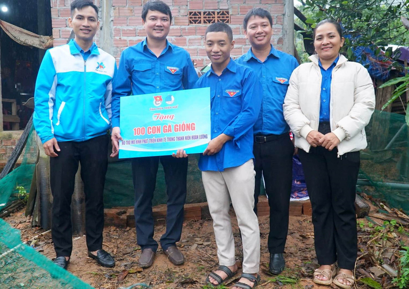 Tặng con giống cho thanh niên hoàn lương tiêu biểu.