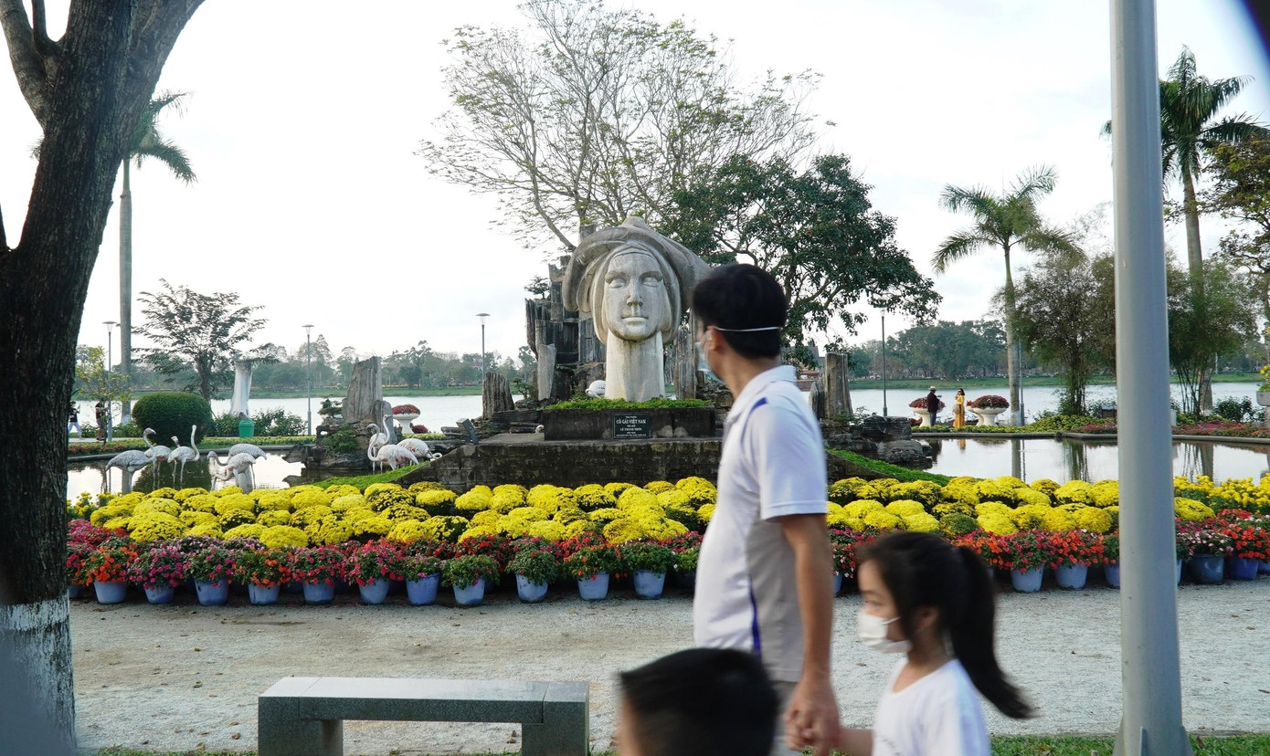 Trẩy hội giữa tưng bừng sắc Xuân