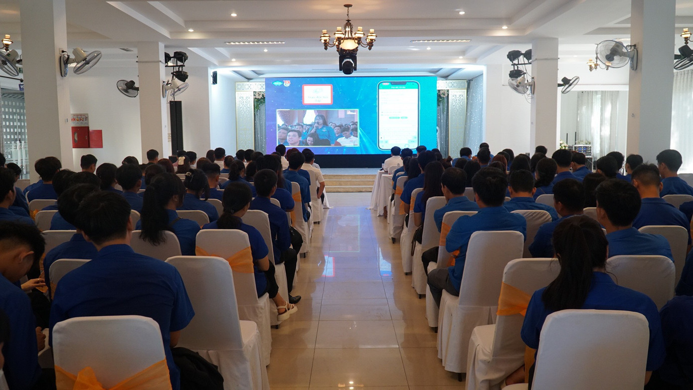 Đoàn viên, thanh niên, các đại biểu được nghe giới thiệu về tiện ích ứng dụng nền tảng số “Đoàn Thanh niên” trên Hue-S. Đoàn viên, thanh niên, các đại biểu được nghe giới thiệu về tiện ích ứng dụng nền tảng số “Đoàn Thanh niên” trên Hue-S.