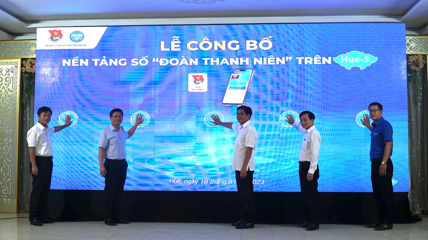 Nhấn nút ra mắt nền tảng số “Đoàn Thanh niên” trên Hue-S. Nhấn nút ra mắt nền tảng số “Đoàn Thanh niên” trên Hue-S.