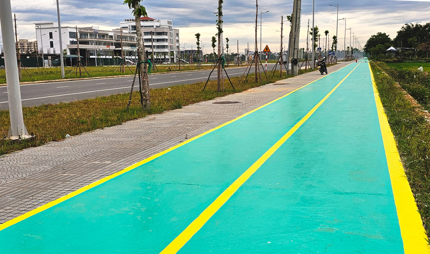 Một đoạn vỉa hè vừa được sơn mới phía trước các khối nhà Sở GD&ĐT, Sở KH&CN tỉnh… Một đoạn vỉa hè vừa được sơn mới phía trước các khối nhà Sở GD&ĐT, Sở KH&CN tỉnh…