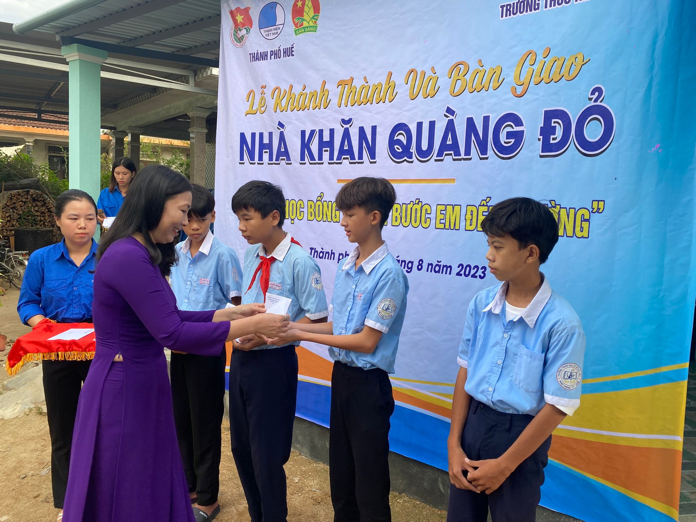 Trao học bổng “Nâng bước em đến trường” cho học sinh tiểu học và THCS tại xã Phú Mậu, TP Huế. Ảnh: TĐH