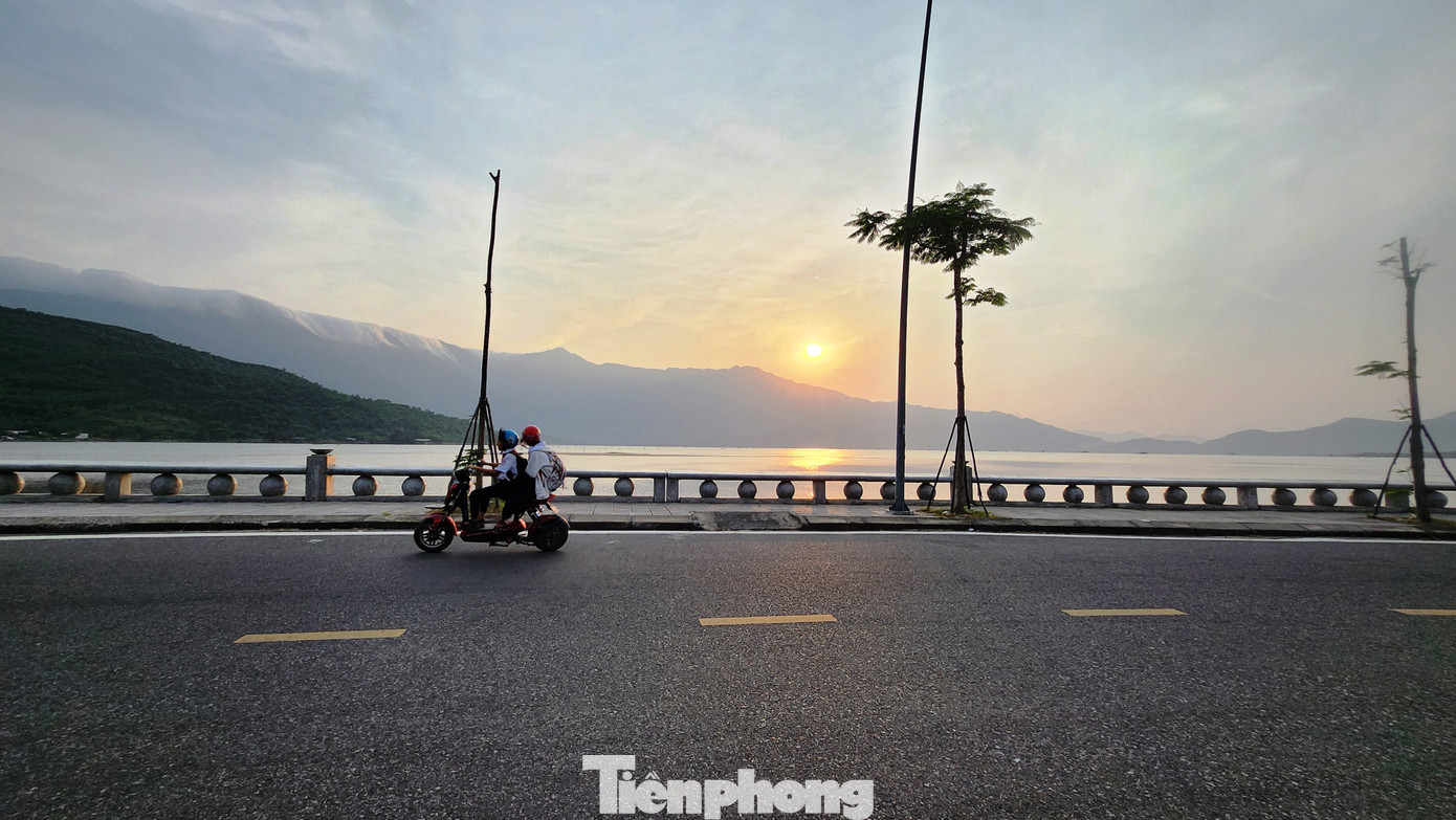 Đường Nguyễn Văn hiện là một trong những tuyến phố có cảnh quan đẹp của thị trấn Lăng Cô nói riêng và của TT-Huế. Tuyến đường chạy dọc theo danh thắng đầm Lập An thuộc thành phần của vịnh đẹp thế giới Lăng Cô với phong cảnh sông nước, đầm phá, núi non hữu tình, nên thơ, riêng có.