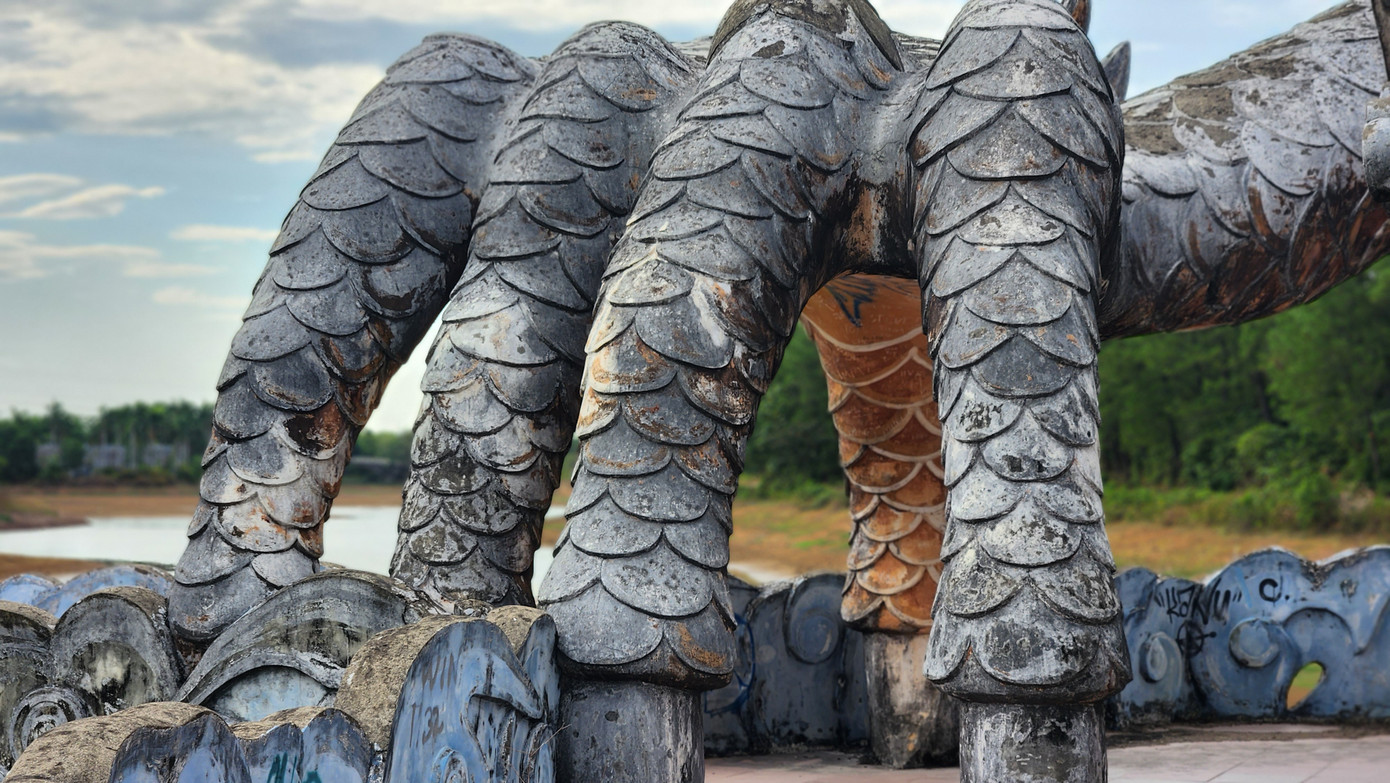 Theo thời gian, tổ hợp các công trình trở nên xuống cấp cũ kỹ, thay đổi màu sắc, rêu phong bao phủ, khiến nơi đây trở nên ma mị, đặc biệt là vào mùa đông âm u hay những lúc chiều tà. Tờ Huffington Post (Mỹ) từng có bài viết và hình ảnh ma mị về công viên hồ Thủy Tiên. Cũng từ đó, công viên hồ Thủy Tiên với hình rồng ma mị trở nên nổi tiếng, trở thành điểm tham quan du lịch đối với nhiều du khách hiếu kỳ. Theo thời gian, tổ hợp các công trình trở nên xuống cấp cũ kỹ, thay đổi màu sắc, rêu phong bao phủ, khiến nơi đây trở nên ma mị, đặc biệt là vào mùa đông âm u hay những lúc chiều tà. Tờ Huffington Post (Mỹ) từng có bài viết và hình ảnh ma mị về công viên hồ Thủy Tiên. Cũng từ đó, công viên hồ Thủy Tiên với hình rồng ma mị trở nên nổi tiếng, trở thành điểm tham quan du lịch đối với nhiều du khách hiếu kỳ.