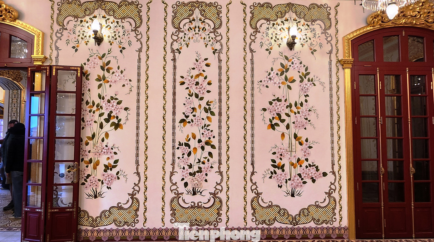 Một bức tường khác cũng được trang trí trang nhã. Một bức tường khác cũng được trang trí trang nhã.