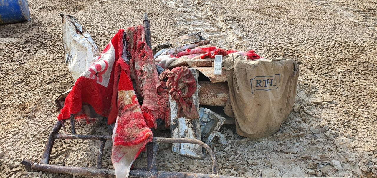 Chăn đắp, áo quần, điều khiển máy điều hòa cùng nhiều cấu kiện sắt thép được tìm thấy Chăn đắp, áo quần, điều khiển máy điều hòa cùng nhiều cấu kiện sắt thép được tìm thấy