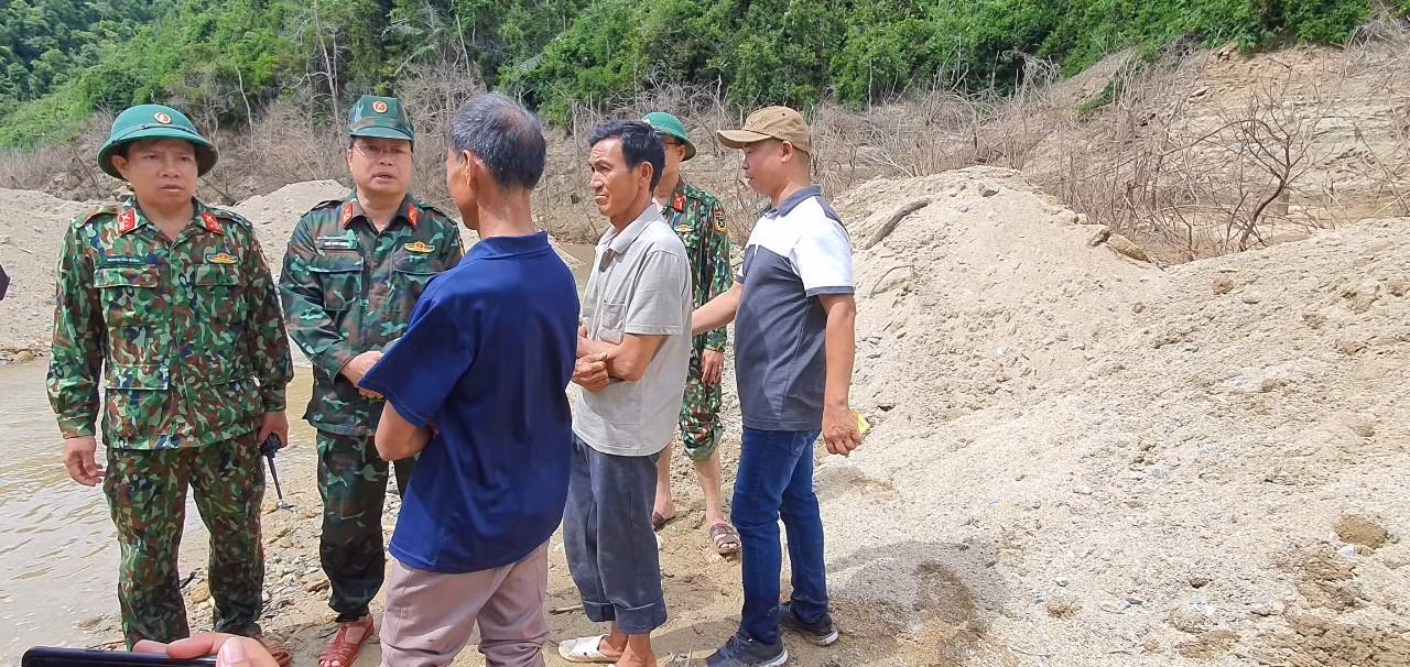 Trò chuyện, động viên, an ủi người nhà nạn nhân mất tích có mặt tại hiện trường