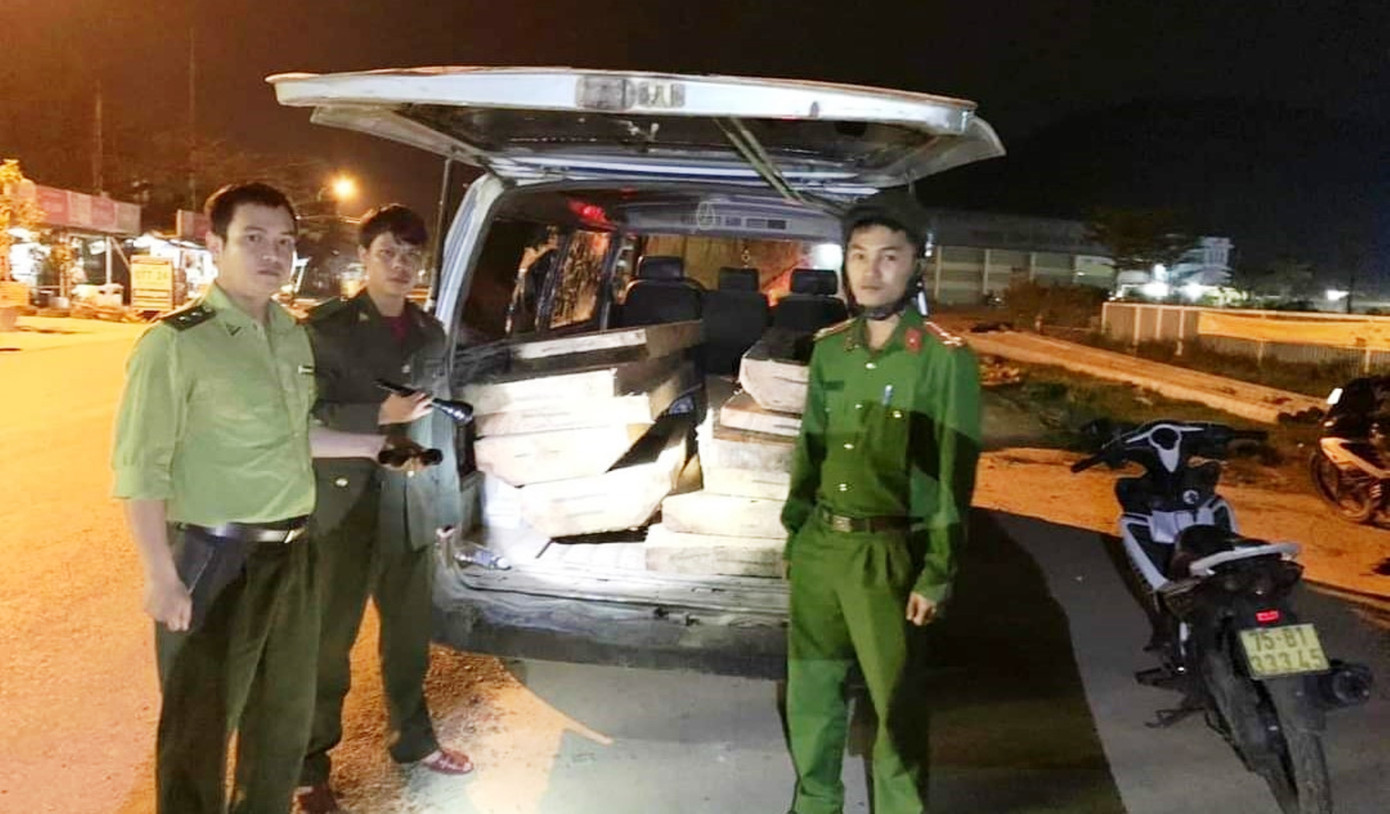 Xe ô tô 37B-020.00 chở nhiều phách gỗ lậu đã bị tháo hết ghế ngồi phía sau, hết hạn sử dụng. Ảnh: KLCC